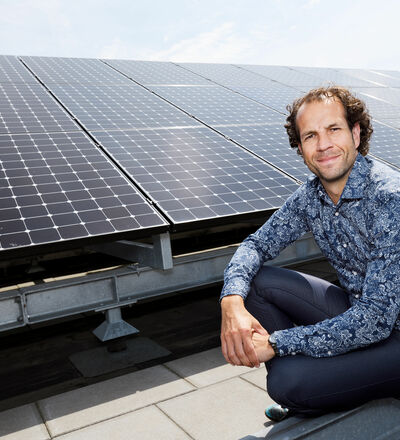 Erwin Kessels with the solar panels on the roof of Flux. Photo | Bart van Overbeeke