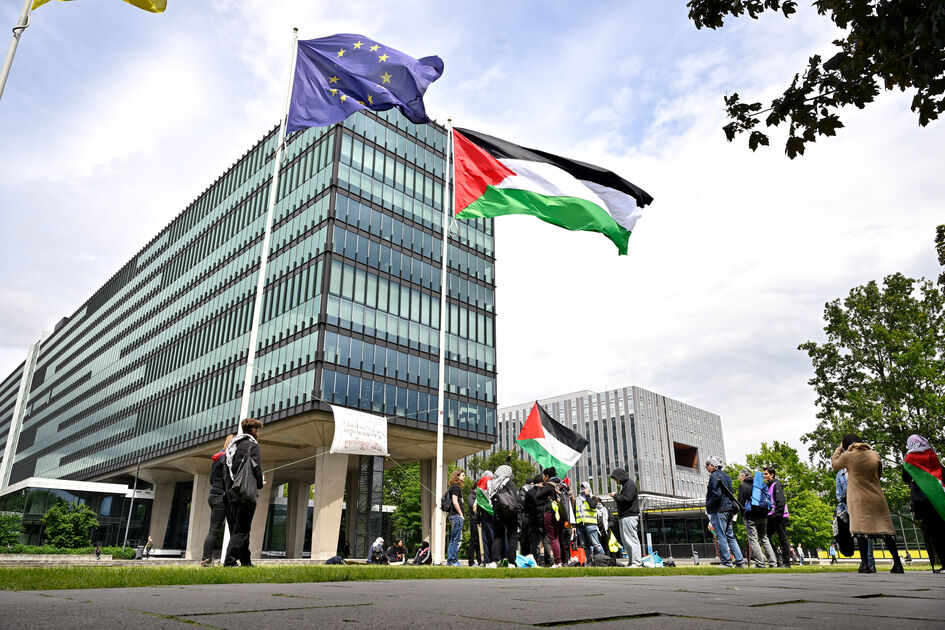 csm_BvOF_2024_0612_AAQ_Demonstranten_hijsen_de_Palestijnse_vlag_aan_de_TU_Eindhoven_ee07bfaae9.jpg