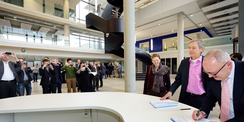 Jo van Ham ondertekent namens het CvB de officiële overdracht van Flux. Foto | Bart van Overbeeke