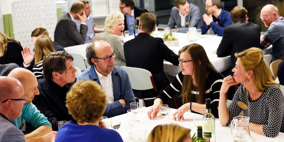 Philemonne Jaasma in gesprek met tafelgenoten. Foto | Bart van Overbeeke