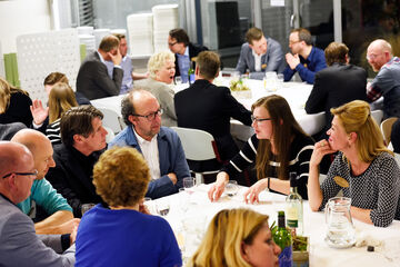 Philemonne Jaasma in gesprek met tafelgenoten. Foto | Bart van Overbeeke