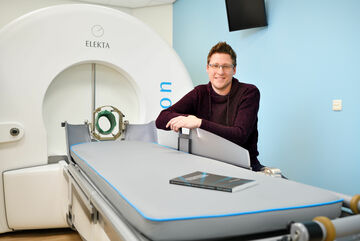 Patrick Langenhuizen bij de Gamma Knife in Tilburg. Foto | Bart van Overbeeke