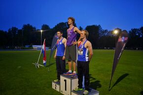 Peter Kuin op het hoogste podium van het NSK meerkamp. Peter Kuin in actie tijdens het NSK meerkamp.