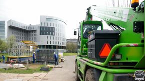 Voorbereidingen voor de bierkrattenbrug.