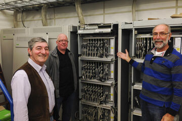 Noud Kandelaars (implementeerde centrale  in 1997), Henri Timmers (nu verantwoordelijk voor de telefonie), André de Koning (beheer van de centrale tot en met november 2014)
