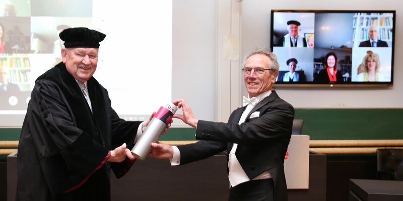 Wim van den Bouwhuijsen (rechts) krijgt zijn doctorsbuil uit handen van promotor Jos Lichtenberg. Foto | Photodette / TU/e