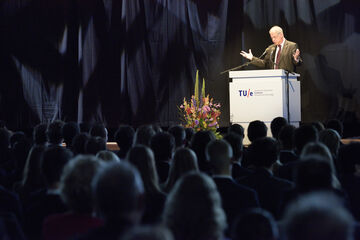 Karl Dittrich gisteren aan de TU/e. Foto | Bart van Overbeeke