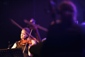 Gastvioliste Emma Rhebergen. Foto | Bart van Overbeeke