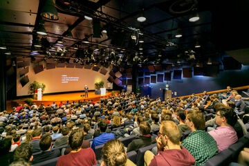Arjen Lubach geeft een voordracht in het Auditorium. Foto | Willeke Machiels