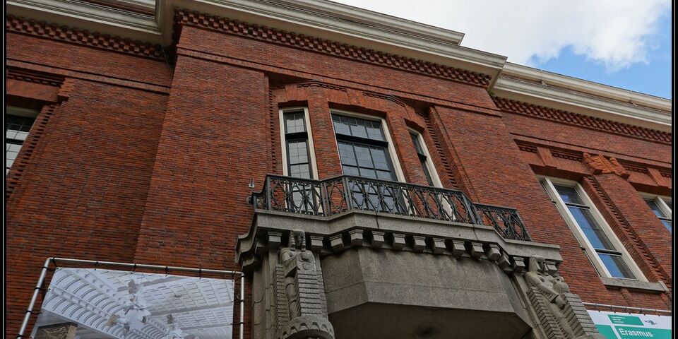 Het Erasmus University College wordt gehuisvest in een monumentaal gebouw uit 1923 (voorheen Onderwijsmuseum) aan de Nieuwemarkt in het centrum van Rotterdam.