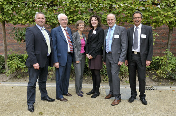 Het team van EuroTech met Claus Andersen (DTU), hoofd Andrew Sors, Inga Odenthal (TUM), adviseur Emily Parker, TU/e'er Gerard Verschuren en Olivier Küttel (EPFL). Het team van EuroTech met Claus Andersen (DTU), hoofd Andrew Sors, Inga Odenthal (TUM), adviseur Emily Parker, TU/e'er Gerard Verschuren en Olivier Küttel (EPFL).