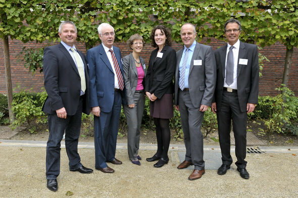 Het team van EuroTech met Claus Andersen (DTU), hoofd Andrew Sors, Inga Odenthal (TUM), adviseur Emily Parker, TU/e'er Gerard Verschuren en Olivier Küttel (EPFL).