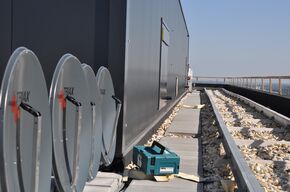 Het dak met de technische installaties, waaronder satellietontvangers. Het dak met de technische installaties, waaronder satellietontvangers.