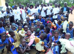 Vrijwilligers van de stichting in Sierra Leone.