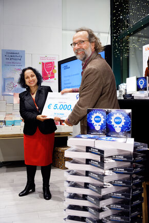 De cheque van 5.000 euro wordt overhandigd aan Karen Ali. Foto | Bart van Overbeeke