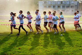 Holi Run op de campus. Foto | Bart van Overbeeke