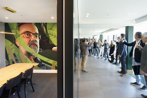 Een toast op de nieuwe accommodaties in Hotel Eindhoven. Foto | Bart van Overbeeke