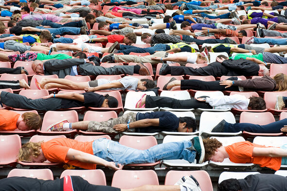 Nooit te beroerd om mee te werken aan een studentenactie, zoals aan het wereldrecord planking in 2011. Zoek Jo. Foto | Bart van Overbeeke