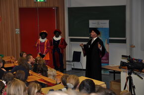 Kindercollege 'De logistiek van Sinterklaas' door prof.dr. Ton de Kok.