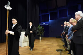 Rector 'Max Nificus' Max van Lith komt binnen. Foto | Bart van Overbeeke Rector 'Max Nificus' Max van Lith komt binnen. Foto | Bart van Overbeeke
