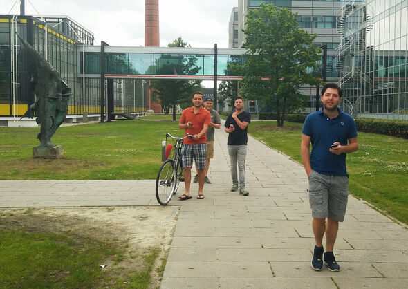 Michiel van Kooten (met rood shirt en fiets aan de hand).