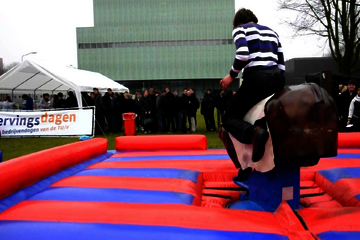 Rodeorijden ter promotie van de Bedrijvendag aan de Technische Universiteit Eindhoven.