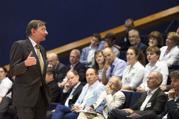 Jeroen van der Veer in discussie met publiek. Foto | Bart van Overbeeke
