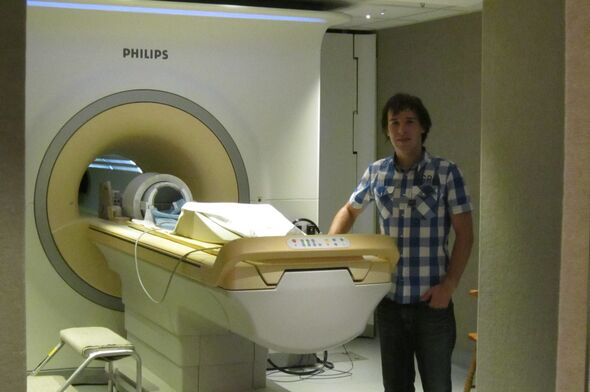 Jiri van Bergen bij een MRI-scanner.