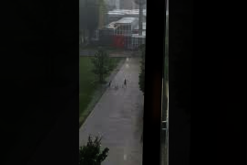 Vanuit Flux zijn deze voor de regen vluchtende studenten gefilmd.