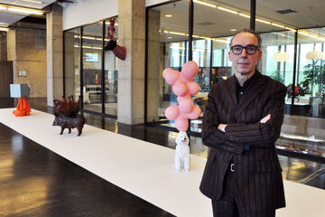 Curator Jos Bosman voor een deel van de expositie in Vertigo.