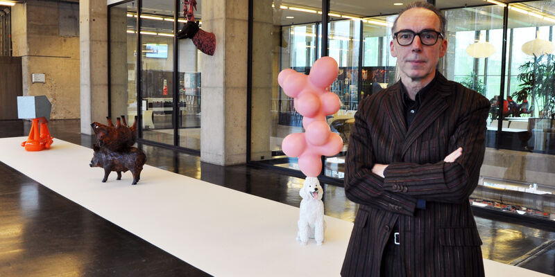 Curator Jos Bosman voor een deel van de expositie in Vertigo.