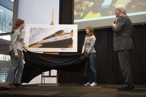 Cadeautje van de TUe, later volgepend met boodschappen. Foto | Rien Meulman