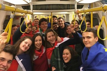 Onderweg in de metro om uit te gaan met ‘Erasmusgenoten’. Lisa op de tweede rij, derde van rechts. Foto | Privé-archief Lisa