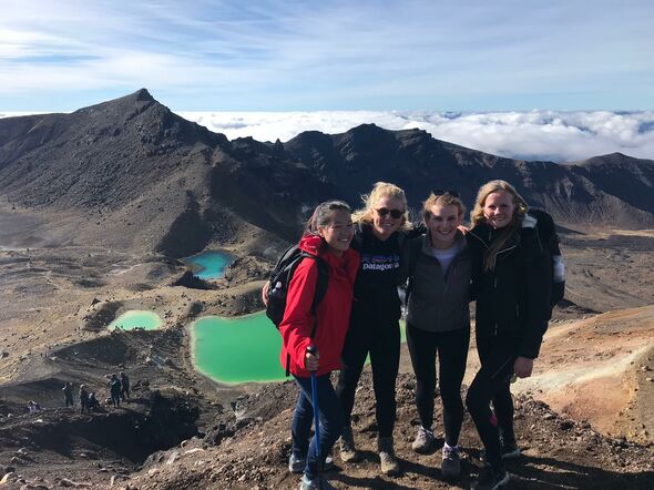 Tongariro crossing, een 19,4 km-hike naar de top van de vulkaan: Mt Tongariro (waar de foto is genomen) met uitzicht over de Emerald lakes. Deze meren zijn gekleurd vanwege de vele mineralen in de bodem. Joni is de tweede van rechts. Foto | Privé-archief Joni Simons