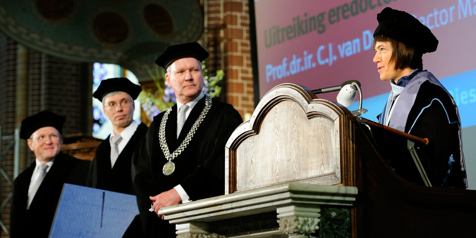 Sabine van Huffel tijdens haar dankwoord in de Paterskerk l Foto: Bart van Overbeke