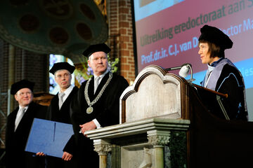 Sabine van Huffel tijdens haar dankwoord in de Paterskerk l Foto: Bart van Overbeke