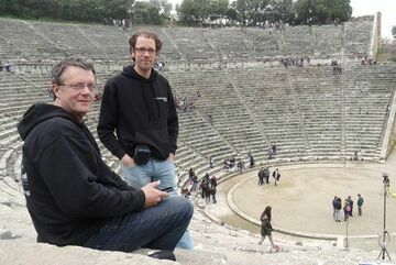 Constant Hak (l) en Remy Wenmaekers in het theater van Epidaurus