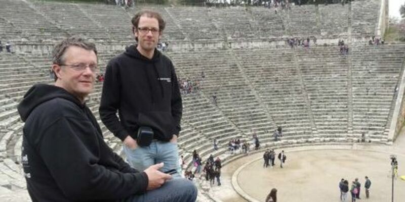 Constant Hak (l) en Remy Wenmaekers in het theater van Epidaurus