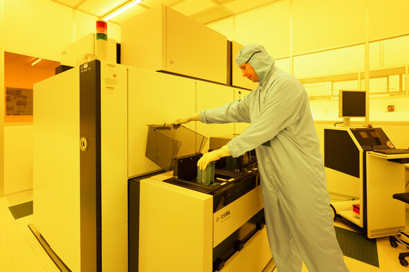 Jeroen Bolk bij de waferscanner in de cleanroom van NanoLab@TU/e. Foto | Bart van Overbeeke