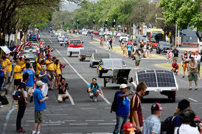 Zonneauto-parade door Adelaide. Foto | Bart van Overbeeke Zonneauto-parade door Adelaide. Foto | Bart van Overbeeke