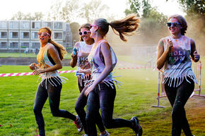 Holi Run op de campus. Foto | Bart van Overbeeke
