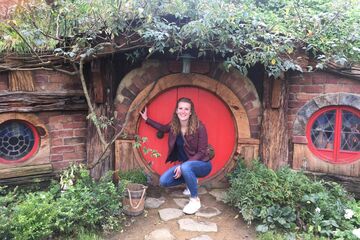 Joni bij de Hobbiton; de filmset van Lord of the Rings en The Hobbit. Foto | Privé-archief Joni Simons