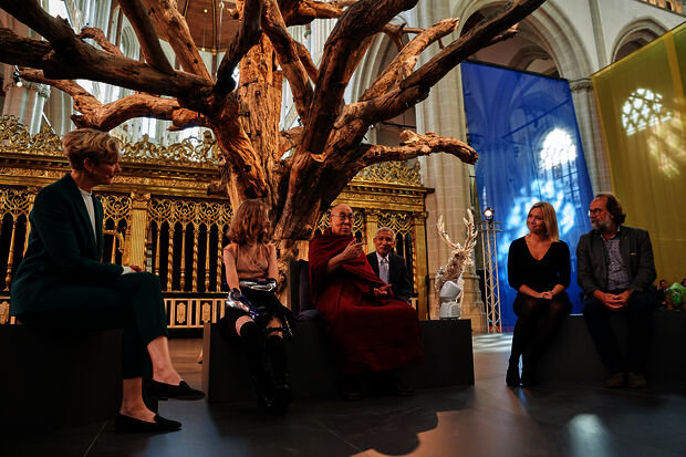 TU/e professor makes Dalai Lama giggle with robot dino