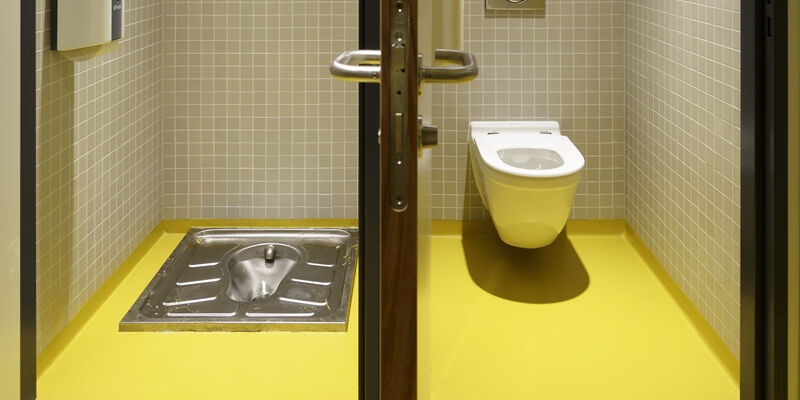 De toiletten in het MetaForum. Foto | Bart van Overbeeke