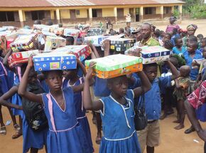 Schoolkinderen in Sierra Leone met de gevulde schoendozen.