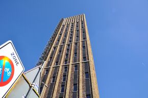 Vierentwintig etages en tachtig meter hoog. Vierentwintig etages en tachtig meter hoog.