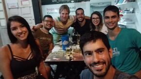Verjaardag vieren in Brazilië met een fles Cachaça (Peter in gestreept shirt).
