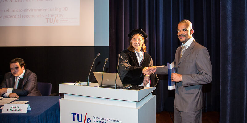 Sergio Spaans krijgt zijn diploma uit handen van prof. Carlijn Bouten.