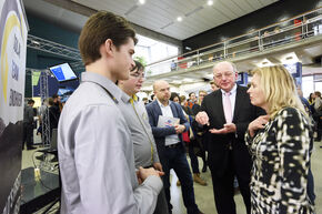 De minister in gesprek met Solar Team Eindhoven. Foto | Bart van Overbeeke De minister in gesprek met Solar Team Eindhoven. Foto | Bart van Overbeeke