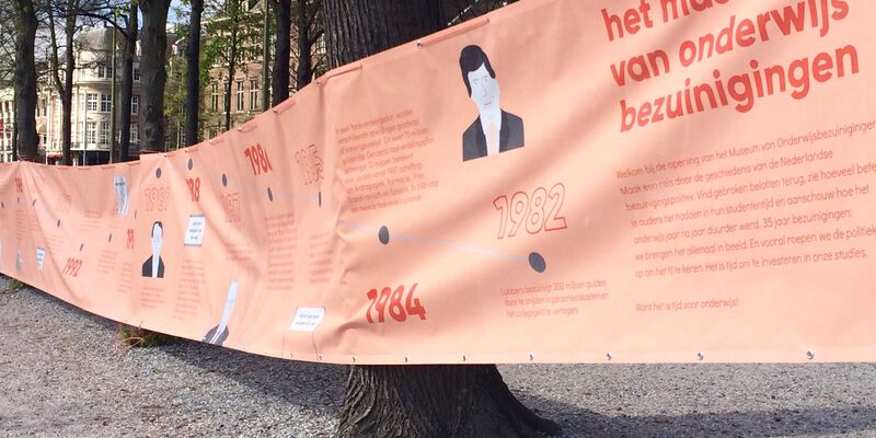 Spandoek bij de Haagse Hofvijver.